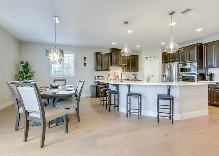 Luxe Roseville Home W/ Pool & Hot Tub!