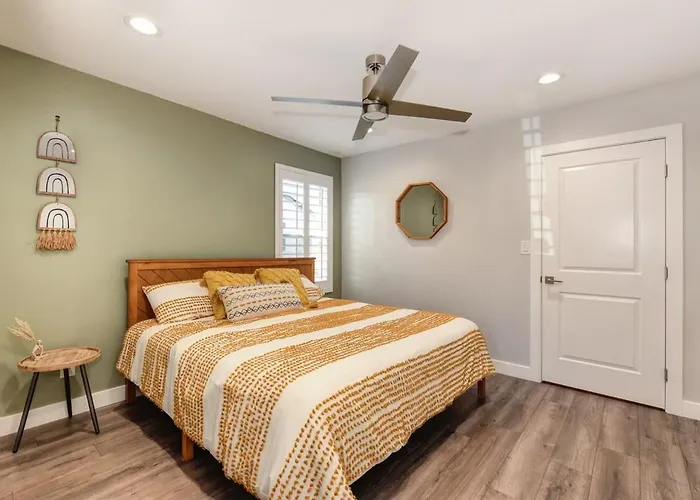 Charming Home, Near Beautiful Park And Tennis Courts!