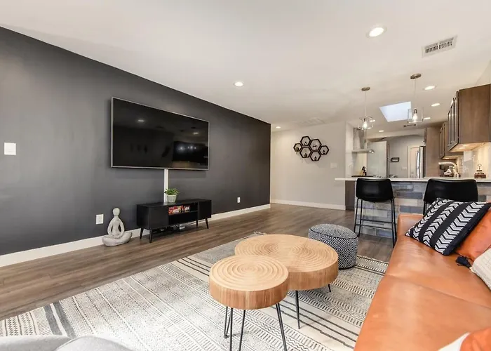 Charming Home, Near Beautiful Park And Tennis Courts!