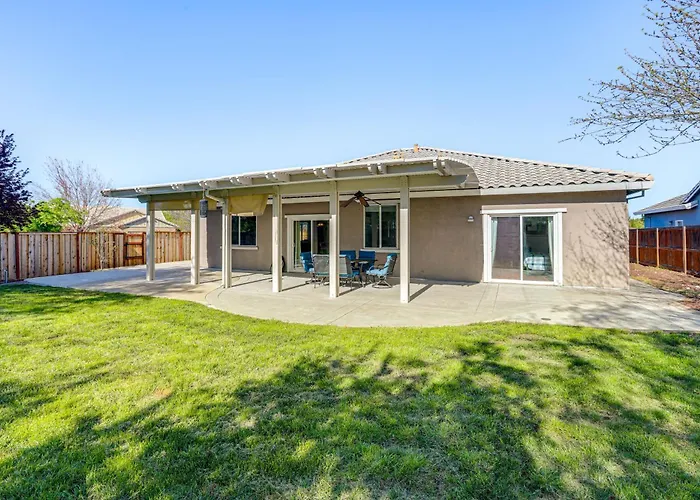 7 Mi To Dtwn: Home W/ Fenced Yard In Roseville!