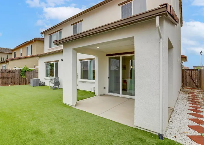 Modern Family Home In Suburbs Of Sacramento!