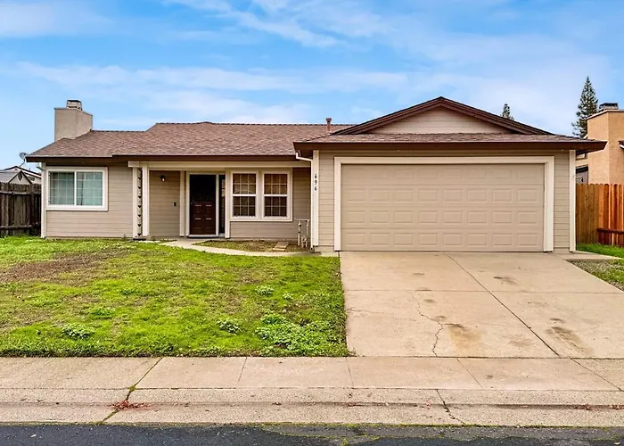 Spacious 4Br Family Home Free Parking, Fast Wifi, Near Galleria & Fountains
