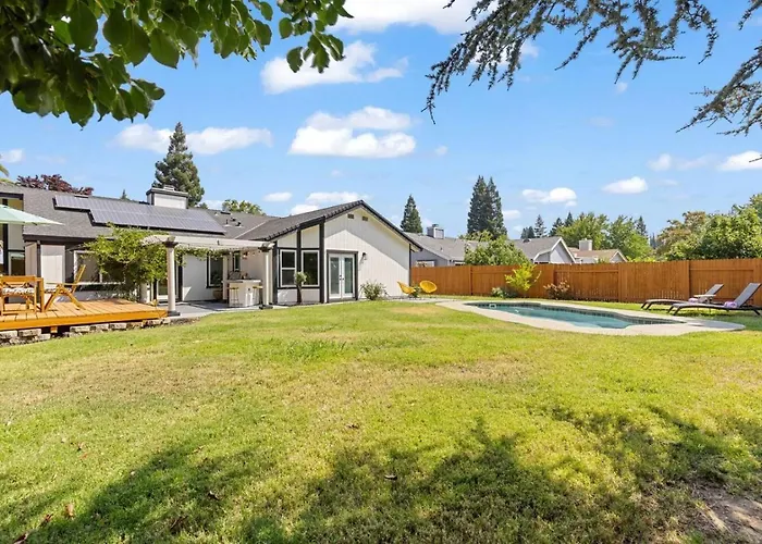 Family Home-Garage Parking-Hot Tub-Pool